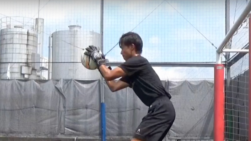 ゴールキーパーのオーバーハンドキャッチ 中山英樹 Gkコーチ 公式サイト 日本一ゴールキーパーを学べる学校